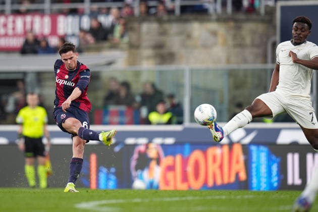 Bologna s Nikola Moro fights for the ball with Lazio s Fisayo Dele-Bashiru during the Serie A soccer match between Bologna and Lazio at the Renato DallÕAra Stadium in Bologna, north Italy - Sunday, March 22, 2026 -  Copyright: xMassimoxPaolone LaPressex