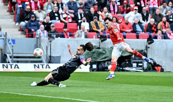 22 03 2026, xfux, Fussball 1 Bundesliga, FSV Mainz 05 Eintracht Frankfurt, v l Arthur Theate Eintracht Frankfurt , Torschuetze Torschütze Paul Nebel FSV Mainz 05 Goal scored, Tor zum 1 0 DFL DFB REGULATIONS PROHIBIT ANY USE OF PHOTOGRAPHS as IMAGE SEQUENCES and or QUASI VIDEO Mainz