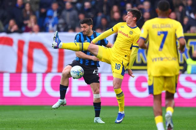 March 22, 2026, Bergamo, ITALY: Atalanta s Sead Kolasinac (L) and Hellas Verona s Kieron Tom Bowie in action during the Italian Serie A soccer match Atalanta BC vs Hellas Verona FC at the New Balance Arena in Bergamo, Italy, 22 March 2026..ANSA MICHELE MARAVIGLIA Soccer: Serie A; Atalanta-Hellas Verona  - ZUMAa110 20260322_zaf_a110_078 Copyright: xMichelexMaravigliax