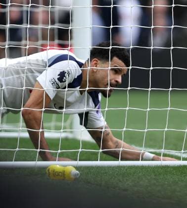 Dominic Solanke of Tottenham Hotspur ends in the net after missing a chance Tottenham Hotspur v Nottingham Forest, Football, Premier League, Tottenham Hotspur Stadium, London, UK - 22 03 2026 EDITORIAL USE ONLY No use with unauthorised audio, video, data, fixture lists (outside the EU), club league logos or live services. Online in-match use limited to 45 images (+15 in extra time). No use to emulate moving images. No use in betting, games or  Copyright: xAnthonyxHanc Shutterstockx 16785849n