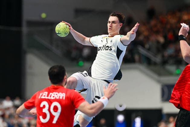 DHB 25 26 Germany Egypt on 22 03 2026 at the ÖVB Arena in Bremen Juri Knorr Germany in a duel against Yehia Elderea Egypt MT