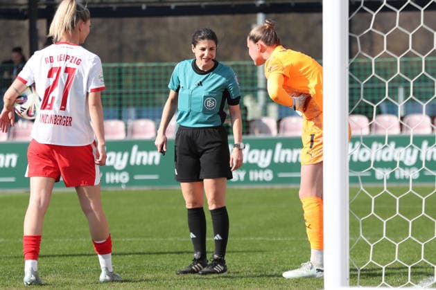 Google Pixel Womens Bundesliga, RB Leipzig SC Freiburg 22 03 2026 Referee Dr Riem Hussein at goalkeeper Elvira Herzog 1, RB Leipzig Football, Google Pixel Womens Bundesliga, Season 2025 2026, 21 Matchday RB Leipzig vs SC Freiburg on 22 03 2026, Training Center Cottaweg, Leipzig DFB REGULATIONS PROHIBIT ANY USE OF PHOTOGRAPHS AS IMAGE SEQUENCES AND OR QUASI VIDEO Copyright: xBEAUTIFULxSPORTS JanxKaeferx