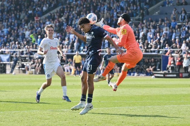 Goalkeeper Timon Weiner Holstein Kiel saves against Francis Onyeka VfL Bochum 22 03 2026, Soccer 2 Bundesliga, Season 2025 2026, 27 Matchday, VfL Bochum Holstein Kiel DFL regulations prohibit any use of photographs as image sequences and or quasi video Bochum Vonovia Ruhrstadion Nordrhein Westfalen Germany Team2