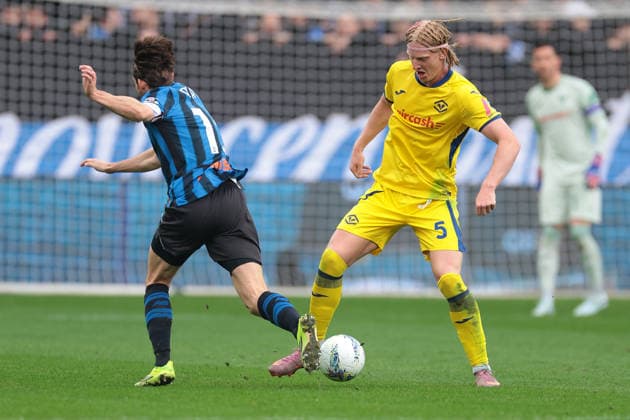 Bergamo, Italy, 22nd March 2026. Andrias Edmundsson of Hellas Verona clashes with Marten De Roon of Atalanta during the Atalanta vs Hellas Verona Serie A match at Gewiss Stadium, Bergamo. Picture credit should read: Jonathan Moscrop Sportimage EDITORIAL USE ONLY. No use with unauthorised audio, video, data, fixture lists, club league logos or live services. Online in-match use limited to 120 images, no video emulation. No use in betting, games or single club league player publications. SPI_008_JM_ATALANTA_HELLAS SPI-4621-0008