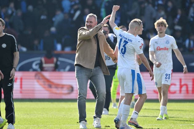 Cheering coach Tim Walter Holstein Kiel with Ivan Nekic Holstein Kiel after the match 22 03 2026, Soccer 2 Bundesliga, Season 2025 2026, 27 Matchday, VfL Bochum Holstein Kiel DFL regulations prohibit any use of photographs as image sequences and or quasi video Bochum Vonovia Ruhrstadion Nordrhein Westfalen Germany Team2
