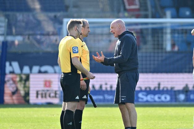 Coach Uwe Rösler VfL Bochum complains to referee Patrick Alt after the match 22 03 2026, Soccer 2 Bundesliga, Season 2025 2026, Matchday 27, VfL Bochum Holstein Kiel DFL regulations prohibit any use of photographs as image sequences and or quasi video Bochum Vonovia Ruhrstadion Nordrhein Westfalen Germany Team2
