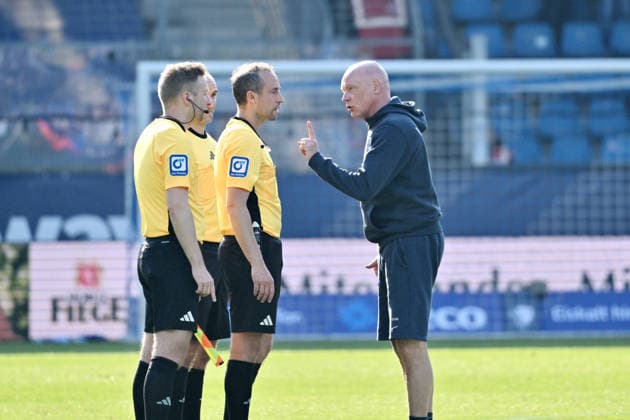 Coach Uwe Rösler VfL Bochum complains to referee Patrick Alt after the match 22 03 2026, Soccer 2 Bundesliga, Season 2025 2026, Matchday 27, VfL Bochum Holstein Kiel DFL regulations prohibit any use of photographs as image sequences and or quasi video Bochum Vonovia Ruhrstadion Nordrhein Westfalen Germany Team2
