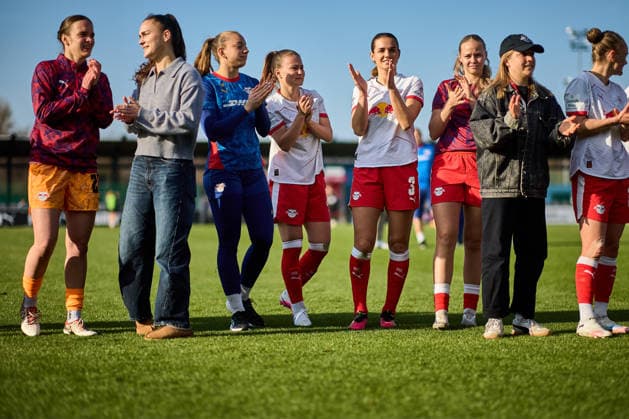 22 03 2026, GER, womens soccer, BL, 2025 2026, RB Leipzig SC Freiburg team, RB Leipzig, cheering after the final whistle, in front of the fans Leipzig training center of the Red Bull Saxony Germany