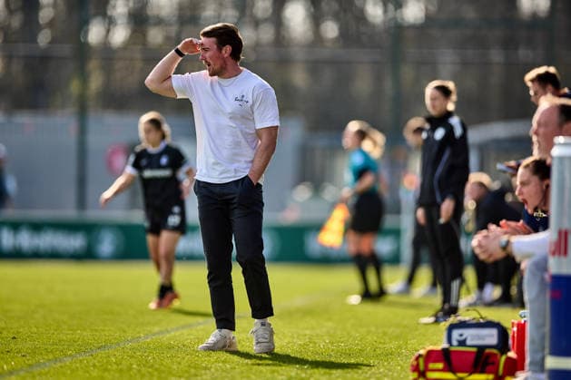 22 03 2026, GER, Womens Soccer, BL, 2025 2026, RB Leipzig SC Freiburg Jonas Stephan Head Coach, RB Leipzig , coaches from the sidelines Leipzig Training Center of the Red Bull Saxony Germany
