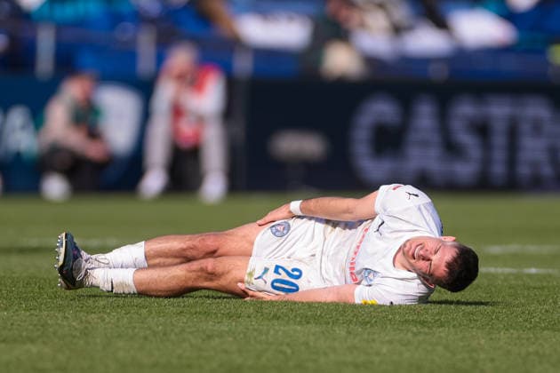 22 03 2026, Football, 2 Bundesliga, Matchday 27, VfL Bochum 1848 Holstein Kiel Adrian Kapralik Holstein Kiel lies on the pitch and simulates a cramp Bochum Vonovia Ruhrstadion NRW Germany xRHR PHOTO DEx Copyright: DennisxEwert RHR-FOTOx RHR-FOTO DE
