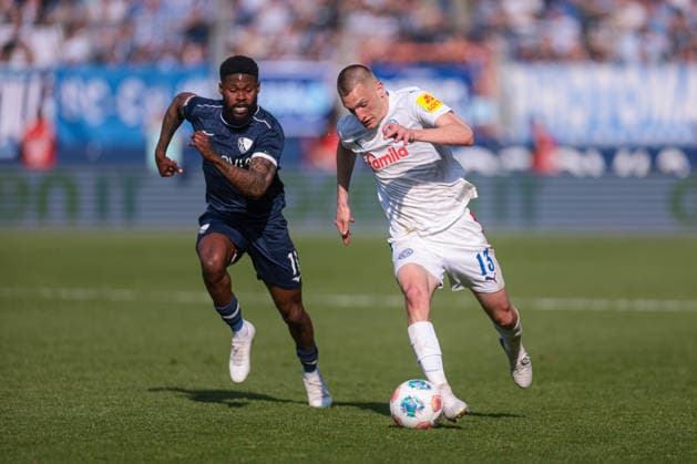 22 03 2026, Soccer, 2 Bundesliga, Matchday 27, VfL Bochum 1848 Holstein Kiel v l Ivan Nekic Holstein Kiel in duel with Moritz Broni Kwarteng VfL Bochum 1848 Bochum Vonovia Ruhrstadion NRW Germany xRHR PHOTO DEx Copyright: DennisxEwert RHR-FOTOx RHR-FOTO DE