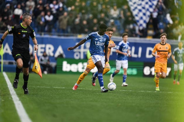 Como 1907 v Pisa SC - Serie A Assane Diao of Calcio Como in action during the Italian Serie A football match between Calcio Como and Pisa Sporting Club at the Giuseppe Senigallia stadium in Como, Italy, on March 22, 2026. Como Italy  Copyright: xTizianoxBallabiox originalFilename:ballabio-calcioco260322_npqLl.jpg
