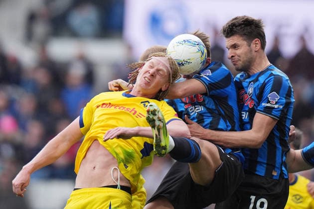 Atalanta™s Berat Djimsiti fights for the ball Verona™s Unai Nunez during the Serie A soccer match between Atalanta and Hellas Verona at the New Balance Arena in Bergamo , north Italy - Sunday , March 22 , 2026. - Soccer .  Copyright: xSpada LaPressex