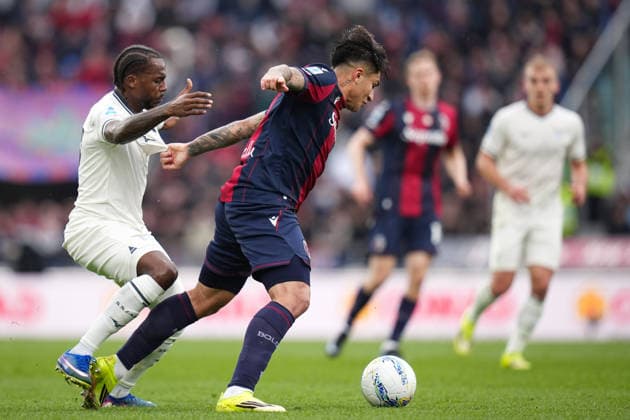Bologna s Santiago Castro fights for the ball with LazioÕs Nuno Tavares during the Serie A soccer match between Bologna and Lazio at the Renato DallÕAra Stadium in Bologna, north Italy - Sunday, March 22, 2026 -  Copyright: xMassimoxPaolone LaPressex