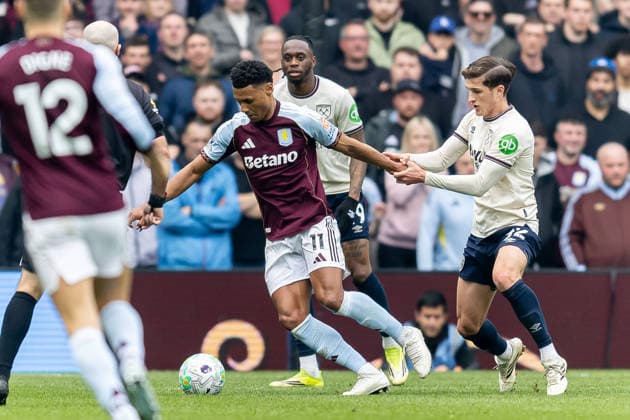Aston Villa v West Ham United, Premier League Aston Villa forward Ollie Watkins (11) battles for possession in opposition box during the Premier League match between Aston Villa and West Ham United at Villa Park, Birmingham, UK on 22 March 2026. Birmingham Villa Park West Midlands UK Editorial use only DataCo restrictions apply See www.football-dataco.com , Copyright: xManjitxNarotrax PSI-23950-0021