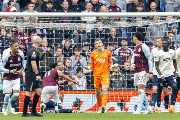 Aston Villa v West Ham United, Premier League West Ham United goalkeeper Mads Hermansen (1) questions referee during the Premier League match between Aston Villa and West Ham United at Villa Park, Birmingham, UK on 22 March 2026. Birmingham Villa Park West Midlands UK Editorial use only DataCo restrictions apply See www.football-dataco.com , Copyright: xManjitxNarotrax PSI-23950-0029