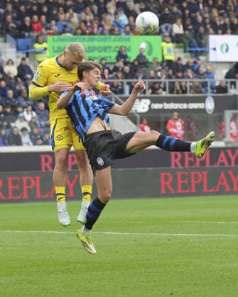 Victor Nelsson of Hellas Verona FC battle for the ball with Charles De Ketelaere of Atalanta BC. during Atalanta BC vs Hellas Verona, 30Â° Serie A Enilive 2025-26 game at New Balance arena in Bergamo (BG), Italy, on March 22, 2026.  Copyright: xDavidexCasentini IPAxSportx xipa-agency.netx xx IPA_73291054 IPA_Agency_IPA73291054