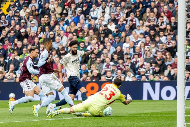 Aston Villa v West Ham United, Premier League Aston Villa goalkeeper Emiliano Martinez (23) saves from West Ham United forward Pablo (19) during the Premier League match between Aston Villa and West Ham United at Villa Park, Birmingham, UK on 22 March 2026. Birmingham Villa Park West Midlands UK Editorial use only DataCo restrictions apply See www.football-dataco.com , Copyright: xManjitxNarotrax PSI-23950-0030