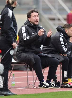 22 03 2026 Soccer Season 2025 2026 1 Women Soccer Bundesliga 21 Matchday 1 FC Nürnberg FCN Club 1 FC Köln Sportfoto Zink DaMa xdaxmax Thomas Oostendorp Coach 1 FC Nürnberg FCN indicates gestures directs gives instructions