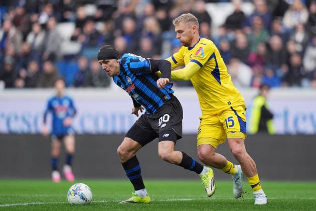 Atalanta s Nikola Krstovic fights for the ball Verona™s Nicolas Valentini during the Serie A soccer match between Atalanta and Hellas Verona at the New Balance Arena in Bergamo , north Italy - Sunday , March 22 , 2026. - Soccer .  Copyright: xSpada LaPressex