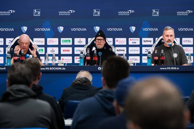 22 03 2026, Football, Bundesliga 2, Matchday 27, VfL Bochum 1848 Holstein Kiel Press conference with coach Uwe Rösler VfL Bochum 1848 , press spokesman Jens Fricke VfL Bochum 1848 , coach Tim Walter Holstein Kiel Bochum Vonovia Ruhrstadion NRW Germany xRHR PHOTO DEx Copyright: DennisxEwert RHR-FOTOx RHR-FOTO DE