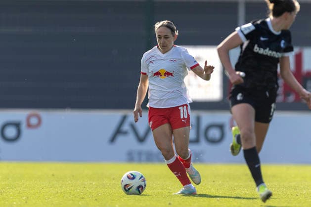 GER, Leipzig, Soccer, Google Pixel Womens Bundesliga, 21 Matchday, RB Leipzig vs SC Freiburg in picture f l Gina Chmielinski RB Leipzig 10 , Action with ball, 22 03 2025, RB Leipzig Training Academy Cottaweg Leipzig DFB REGULATIONS PROHIBIT ANY USE OF PHOTOGRAPHS AS IMAGE SEQUENCES AND OR QUASI VIDEO, Copyright: HMBxMedia PaulxFritz