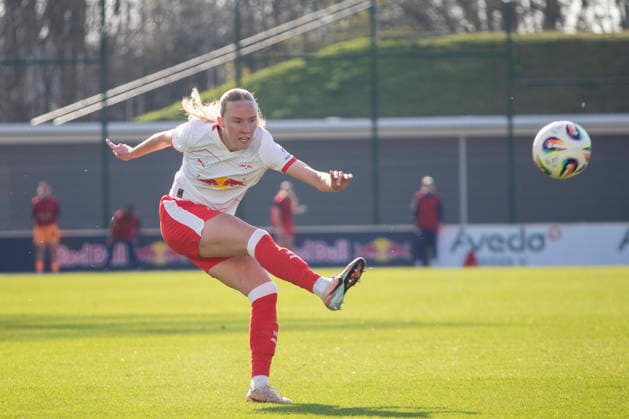 GER, Leipzig, Soccer, Google Pixel Women Bundesliga, 21 Matchday, RB Leipzig vs SC Freiburg in picture f l Nikoline Dudek RB Leipzig 24 , flank 22 03 2025, RB Leipzig Training Academy Cottaweg Leipzig DFB REGULATIONS PROHIBIT ANY USE OF PHOTOGRAPHS AS IMAGE SEQUENCES AND OR QUASI VIDEO, Copyright: HMBxMedia PaulxFritz