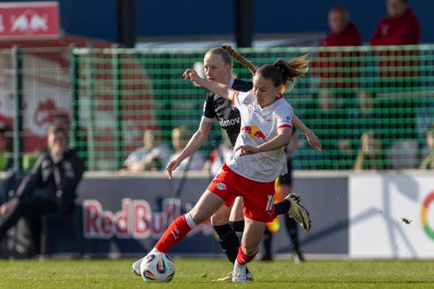 GER, Leipzig, Soccer, Google Pixel Women Bundesliga, 21 Matchday, RB Leipzig vs SC Freiburg in the picture from l Annabel Schasching RB Leipzig 16 , Action with ball, 22 03 2025, RB Leipzig Training Academy Cottaweg Leipzig DFB REGULATIONS PROHIBIT ANY USE OF PHOTOGRAPHS AS IMAGE SEQUENCES AND OR QUASI VIDEO, Copyright: HMBxMedia PaulxFritz