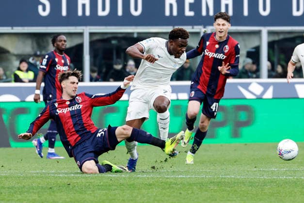 March 22, 2026, Bologna, BOLOGNA: Bologna s Juan Miranda (L) and Lazio s Fisayo Dele-Bashiru in action during the Italian Serie A soccer match Bologna FC vs SS Lazio FC at Renato Dall Ara stadium in Bologna, Italy, 22 March 2026. ANSA SERENA CAMPANINI. Soccer: Serie A ; Bologna-Lazio  - ZUMAa110 20260322_zaf_a110_086 Copyright: xSerenaxCampaninix