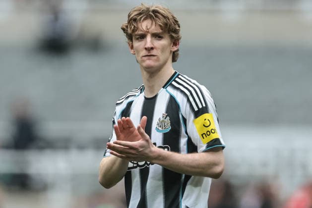 Newcastle United v Sunderland - Premier League Anthony Gordon of Newcastle United applauds the fans after the final whistle during the Premier League match between Newcastle United and Sunderland at St. James s Park in Newcastle, United Kingdom, on March 22, 2026. Newcastle Tyne and Wear United Kingdom  Copyright: xNewsxImagesx originalFilename:cosgrove-premierl260322_npNUR.jpg