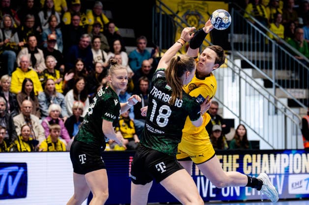 Hamm, 22 03 2026, Handball, Women, EHF Champions League, Play offs, 2025 2026 BVB Borussia Dortmund FTC Rail Cargo Hungaria Alina Grijseels BVB, 4 in duel with Mette Tranborg FTC Rail Cargo Hungaria, 18 Hamm Westpress Arena NRW Germany