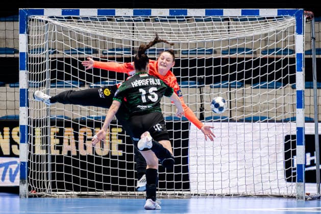 Hamm, 22 03 2026, Handball, Women, EHF Champions League, Play offs, 2025 2026 BVB Borussia Dortmund FTC Rail Cargo Hungaria Julia Harsfalvi FTC Rail Cargo Hungaria, 15 on goal throw against Melinda Szikora BVB, 7 Hamm Westpress Arena NRW Germany