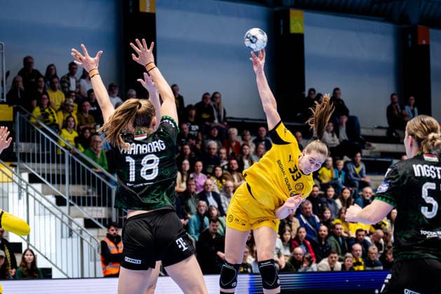 Hamm, 22 03 2026, Handball, Women, EHF Champions League, Play offs, 2025 2026 BVB Borussia Dortmund FTC Rail Cargo Hungaria Guro Nestaker BVB, 33 throwing from the back against Mette Tranborg FTC Rail Cargo Hungaria, 18 Hamm Westpress Arena NRW Germany