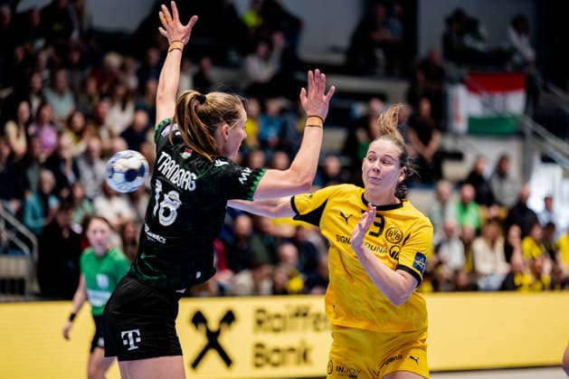 Hamm, 22 03 2026, Handball, Women, EHF Champions League, Play offs, 2025 2026 BVB Borussia Dortmund FTC Rail Cargo Hungaria Guro Nestaker BVB, 33 throwing from the back against Mette Tranborg FTC Rail Cargo Hungaria, 18 Hamm Westpress Arena NRW Germany