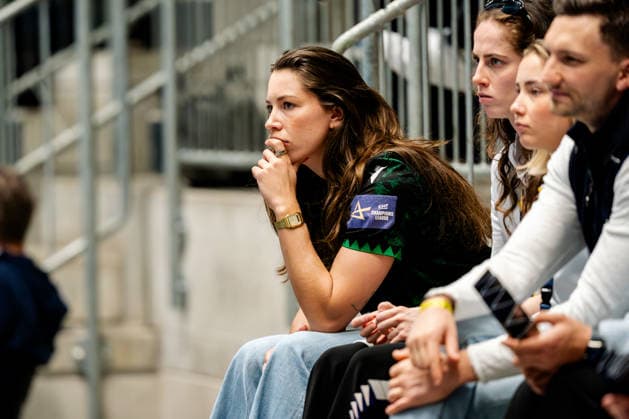 Hamm, 22 03 2026, Handball, Women, EHF Champions League, Play offs, 2025 2026 BVB Borussia Dortmund FTC Rail Cargo Hungaria Emily Vogel FTC Rail Cargo Hungaria, left and Sarah Wachter BVB, 3 from right as spectators Hamm Westpress Arena NRW Germany