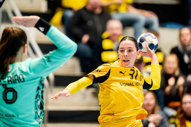 Hamm, 22 03 2026, Handball, Women, EHF Champions League, Play offs, 2025 2026 BVB Borussia Dortmund FTC Rail Cargo Hungaria Kelly Vollebregt BVB, 31 on goal throw Blanka Böde Biro FTC Rail Cargo Hungaria, 16 Hamm Westpress Arena NRW Germany