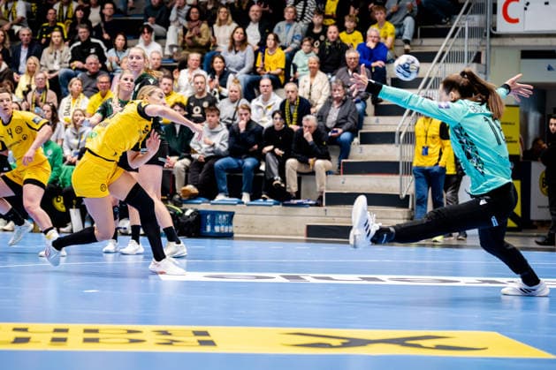 Hamm, 22 03 2026, Handball, Women, EHF Champions League, Play offs, 2025 2026 BVB Borussia Dortmund FTC Rail Cargo Hungaria Dana Bleckmann BVB, 66 on goal throw Hamm Westpress Arena NRW Germany