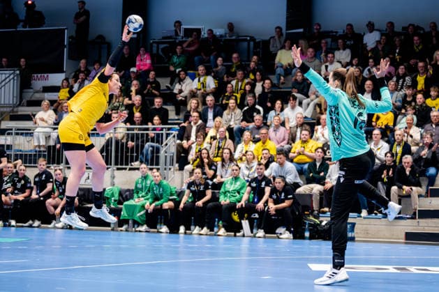 Hamm, 22 03 2026, Handball, Women, EHF Champions League, Play offs, 2025 2026 BVB Borussia Dortmund FTC Rail Cargo Hungaria Alina Grijseels BVB, 4 on goal throw against Blanka Böde Biro FTC Rail Cargo Hungaria, 16 Hamm Westpress Arena NRW Germany