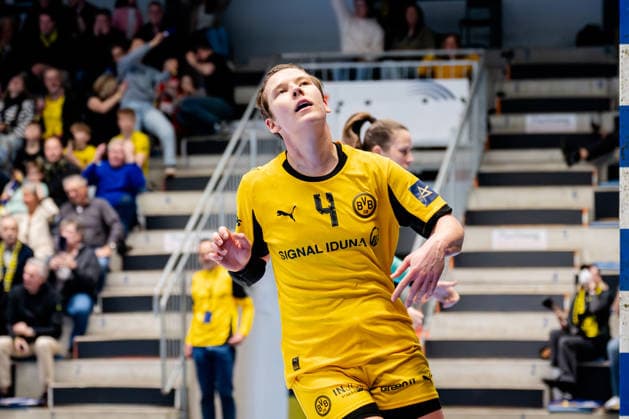 Hamm, 22 03 2026, Handball, Women, EHF Champions League, Play offs, 2025 2026 BVB Borussia Dortmund FTC Rail Cargo Hungaria Alina Grijseels BVB, 4 looks up in frustration after a missed throw Hamm Westpress Arena NRW Germany