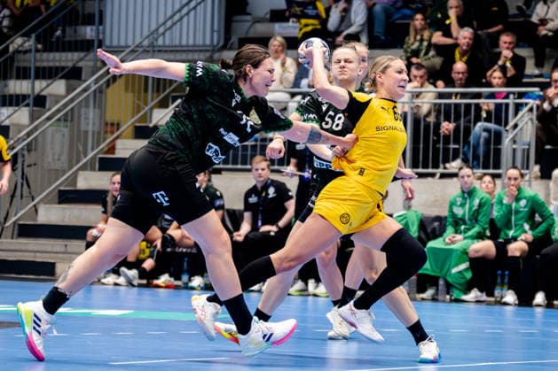 Hamm, 22 03 2026, Handball, Women, EHF Champions League, Play offs, 2025 2026 BVB Borussia Dortmund FTC Rail Cargo Hungaria Dana Bleckmann BVB, 66 in duel with Dragana Cvijic FTC Rail Cargo Hungaria, 72 Hamm Westpress Arena NRW Germany