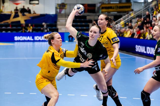 Hamm, 22 03 2026, Handball, Women, EHF Champions League, Play offs, 2025 2026 BVB Borussia Dortmund FTC Rail Cargo Hungaria Anna Szeibert FTC Rail Cargo Hungaria, 49 on goal throw Hamm Westpress Arena NRW Germany