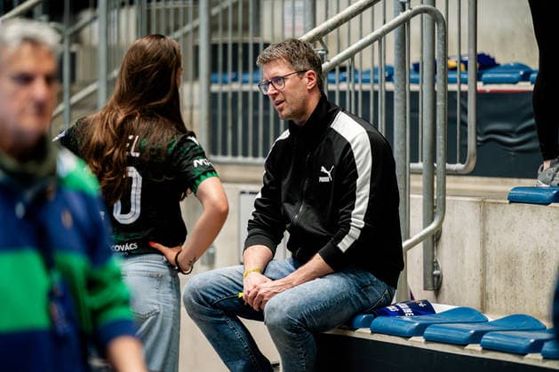 Hamm, 22 03 2026, Handball, Women, EHF Champions League, Play offs, 2025 2026 BVB Borussia Dortmund FTC Rail Cargo Hungaria national coach Markus Gaugisch and national player Emily Vogel FTC Rail Cargo Hungaria in conversation during half-time Hamm Westpress Arena NRW Germany