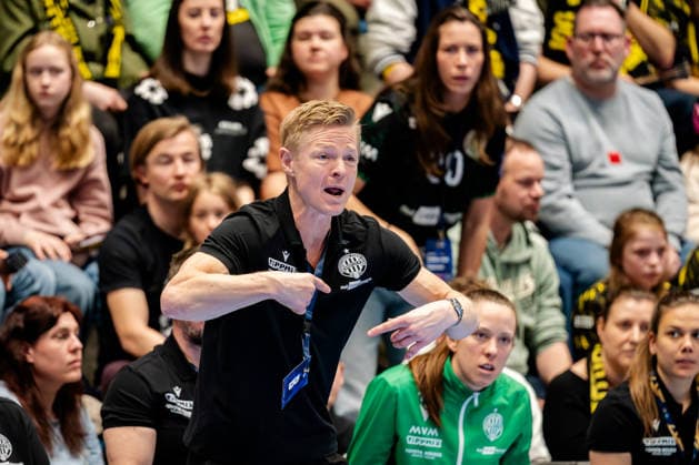 Hamm, 22 03 2026, Handball, Women, EHF Champions League, Play offs, 2025 2026 BVB Borussia Dortmund FTC Rail Cargo Hungaria Jesper Jensen Coach, FTC Rail Cargo Hungaria gives instructions on the sidelines in the background Emily Vogel FTC Rail Cargo Hungaria Hamm Westpress Arena NRW Germany