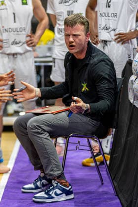 ProA, BG Goettingen vs Artland Dragons, Sparkassen Arena Goettingen 22 03 2026 ProA, Goettingen, Germany 22 03 2026 Hendrik Gruhn Headcoach, Artland Dragons during a timeout, Barmer ProA 2 Basketball Bundesliga, Game of BG Goettingen vs Artland Dragons, Sparkassen Arena Goettingen Copyright: xBEAUTIFULxSPORTS Freudensteinx