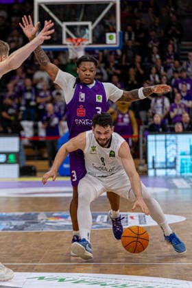 ProA, BG Goettingen vs Artland Dragons, Sparkassen Arena Goettingen 22 03 2026 ProA, Goettingen, Germany 22 03 2026 Buzz Anthony Artland Dragons, 9 prevails against Jordan Sears BG Goettingen, 3, Barmer ProA 2 Basketball Bundesliga, Game of BG Goettingen vs Artland Dragons, Sparkassen Arena Goettingen Copyright: xBEAUTIFULxSPORTS Freudensteinx