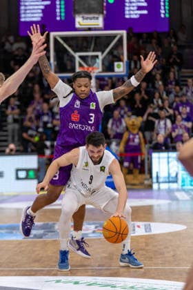 ProA, BG Goettingen vs Artland Dragons, Sparkassen Arena Goettingen 22 03 2026 ProA, Goettingen, Germany 22 03 2026 Buzz Anthony Artland Dragons, 9 prevails against Jordan Sears BG Goettingen, 3, Barmer ProA 2 Basketball Bundesliga, Game of BG Goettingen vs Artland Dragons, Sparkassen Arena Goettingen Copyright: xBEAUTIFULxSPORTS Freudensteinx