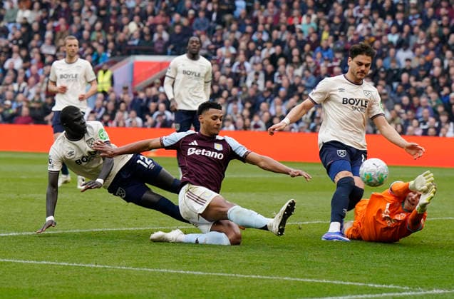 Sport Bilder des Tages Birmingham, England, 22nd March 2026. Ollie Watkins of Aston Villa (C) scores the second goal during the Aston Villa vs West Ham United Premier League match at Villa Park, Birmingham. Picture credit should read: Andrew Yates Sportimage EDITORIAL USE ONLY. No use with unauthorised audio, video, data, fixture lists, club league logos or live services. Online in-match use limited to 120 images, no video emulation. No use in betting, games or single club league player publications. SPI_025_AY_VILLA_WEST_HAM SPI-4635-0025