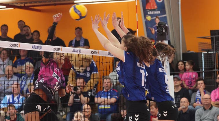 Stuttgart , Bundesliga Volleyball Quarterfinals Game 1 , Allianz MTV Stuttgart vs Schwarz Weiß Erfurt , from left Alianza Darley Erfurt Lucia Varela Lydia Grote Stgt