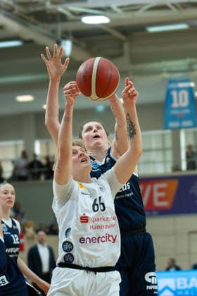 Leonie Kambach Luchse, 66 , Romy Bär Lions, 46 , Syntainics MBC vs TK Hannover Luchse, Women, Basketball, 1 Bundesliga, DBBL, Main Round, 21 Matchday, Season 2025 26, 22 03 2026 Halle SWH Arena Sachsen Anhalt Germany