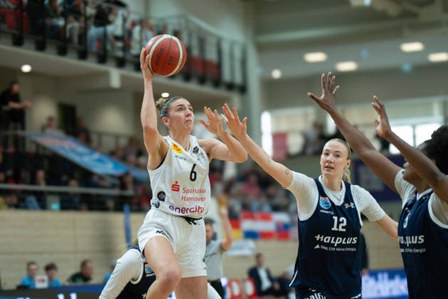 Marie Reichert Luchse, 6 , Anna Alborova Lions, 12 , Khalis Cain Lions, 5 , Syntainics MBC vs TK Hannover Luchse, Women, Basketball, 1 Bundesliga, DBBL, Main Round, 21 Matchday, Season 2025 26, 22 03 2026 Halle SWH Arena Sachsen Anhalt Germany